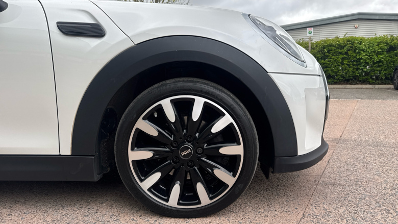 MINI Hatchback 1.5 Cooper Exclusive Premium 3dr Auto Petrol Hatchback